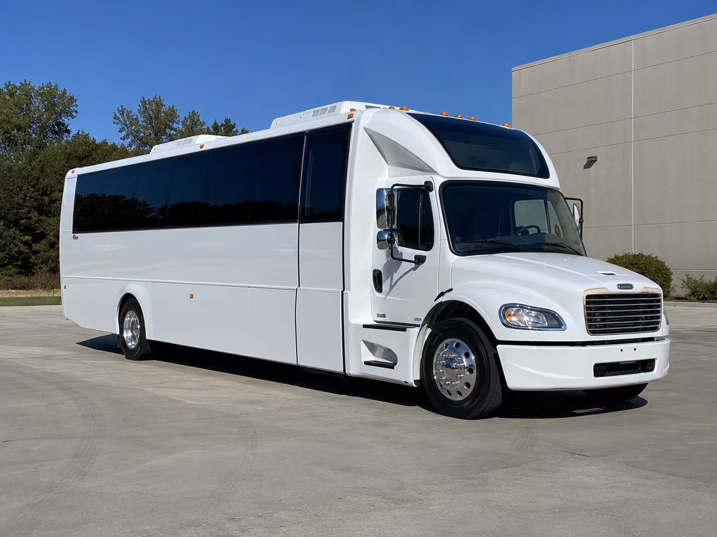 pullman 28 passenger party bus
